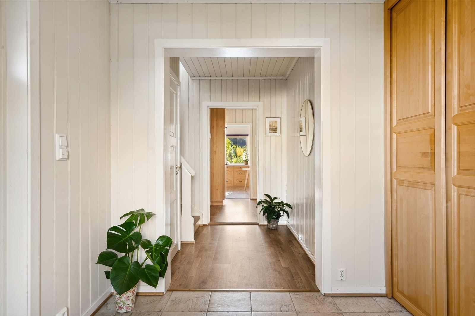 Videre kommer man inn i trappegangen, som binder sammen boligens ulike rom på en praktisk måte Galleribilde