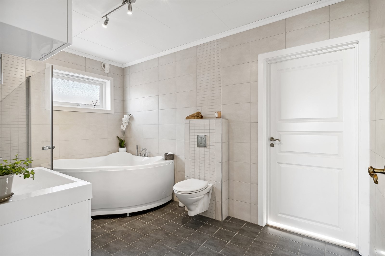 Fra baderommet kommer man inn til vaskerommet Galleribilde