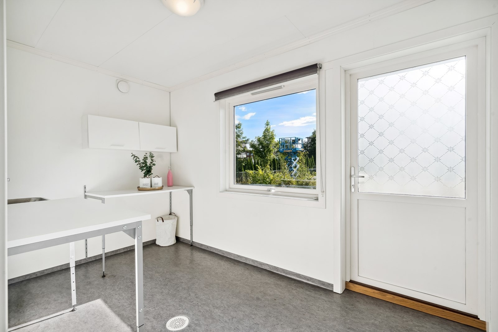 Praktisk med eget vaskerom. Her har du dør som tar deg ut til hagen Galleribilde