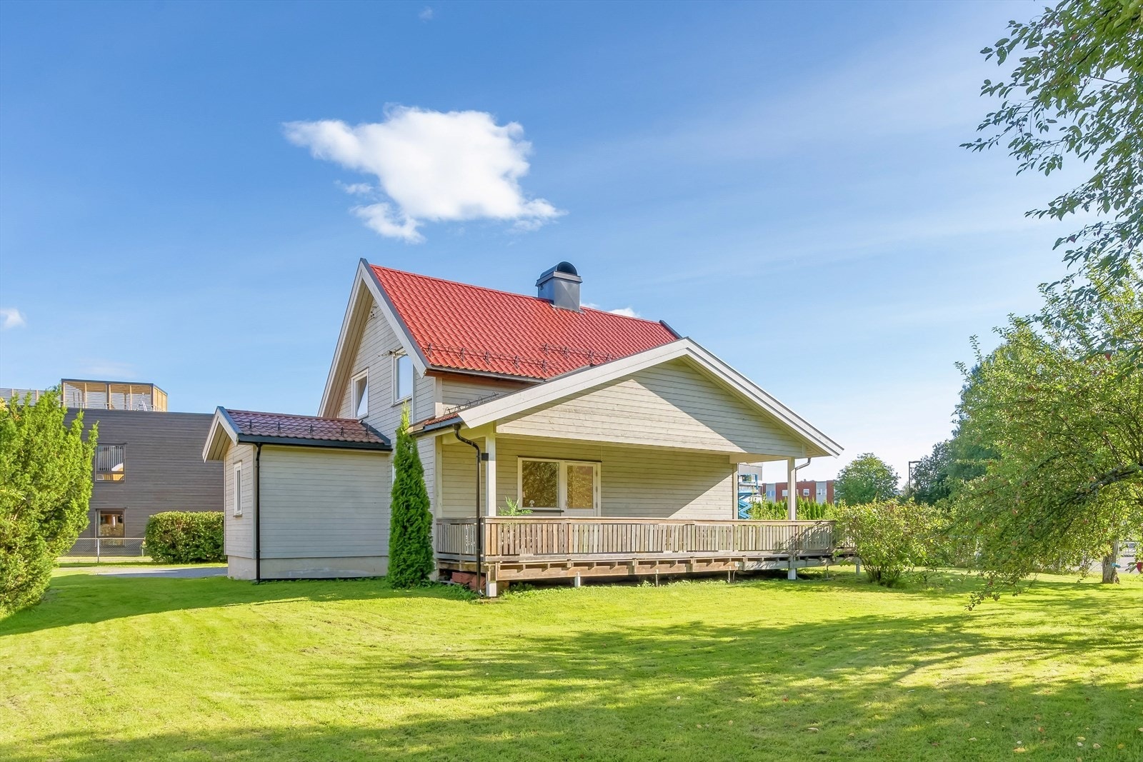 Velkommen til denne sjarmerende boligen innerst i en rolig blindvei på Eikli. Her bor du sentralt og solrikt til, med kort gangavstand til skoler, barnehage og butikker. Perfekt for familier som ønsker en trygg og praktisk beliggenhet Galleribilde