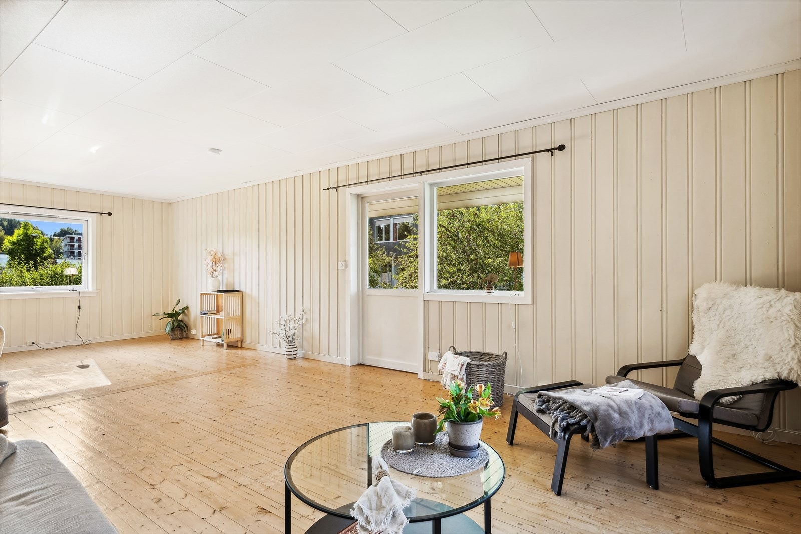 ... og enten du ønsker å slappe av med en god bok, samle familie og venner, eller bare nyte omgivelsene, gir denne store stuen deg en flott ramme Galleribilde