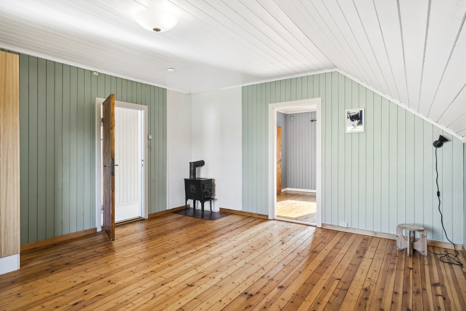 Det største soverommet har ovn og god plass seng og annet møblement Galleribilde