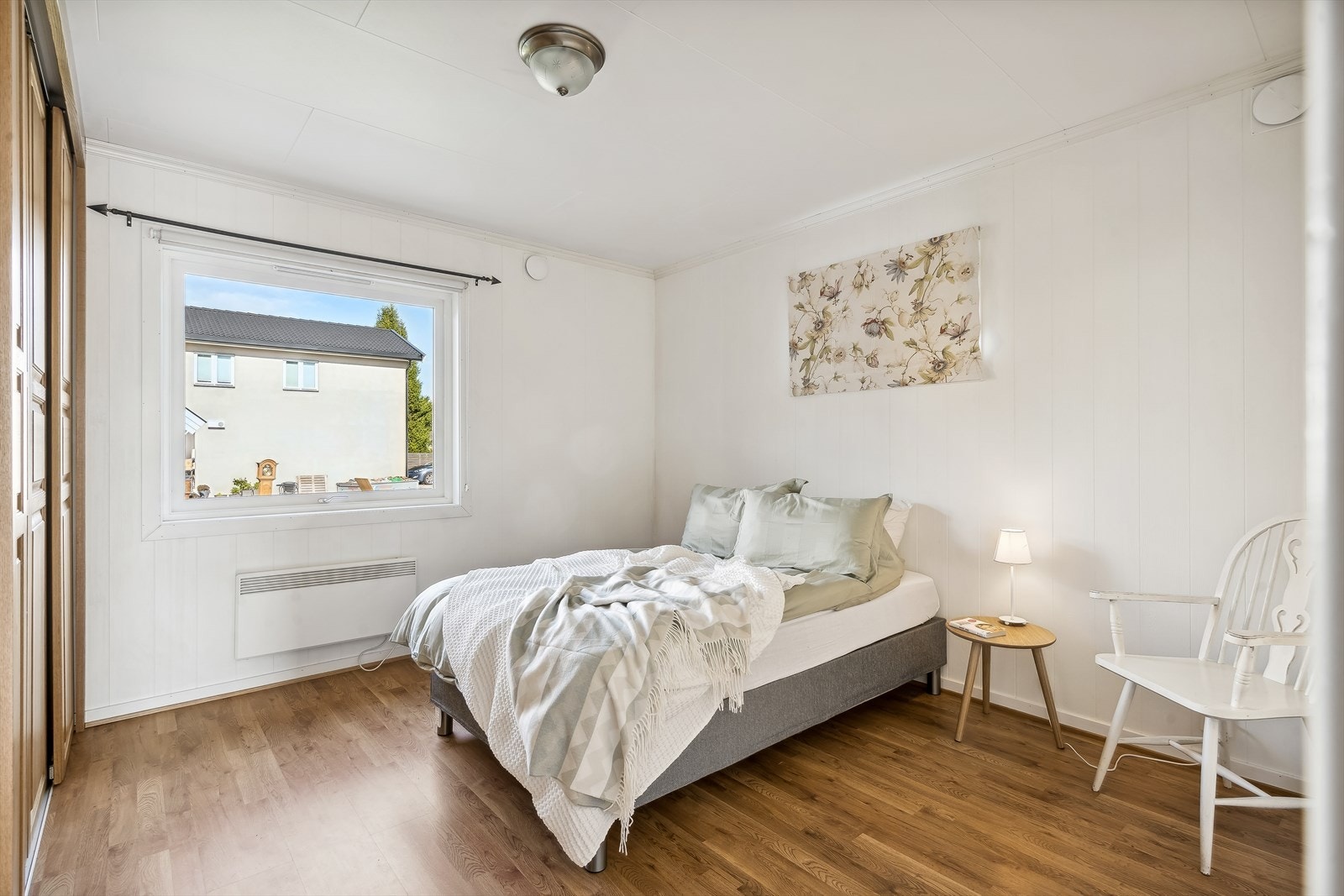 I 1. etasje finner vi et stort soverom med praktisk skyvedørsgarderobe. God plass til dobbeltseng og tilhørende nattbord Galleribilde