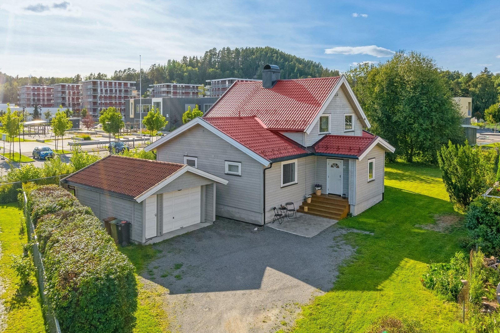 Parkering i garasje og på gruslagt gårdsplass. Må ses! Galleribilde