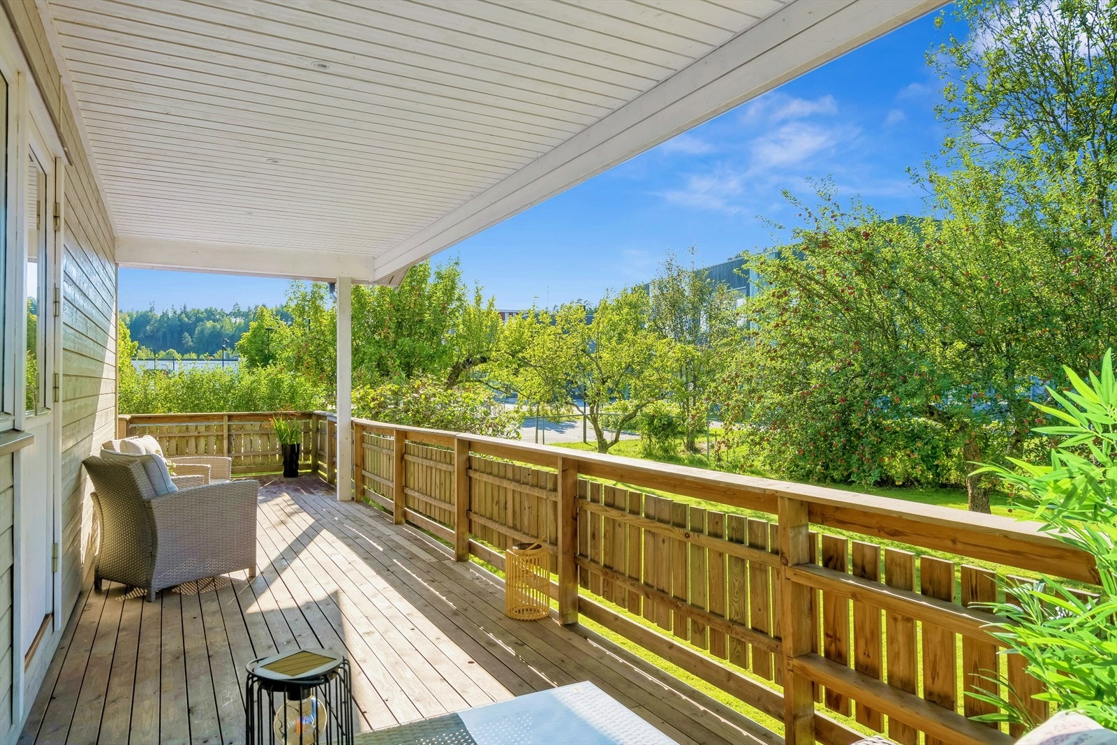 Vestvendt delvis overbygget terrasse som øker brukstiden. Her er det plass til både utemøblement og grill, perfekt for hyggelige utendørsstunder Galleribilde