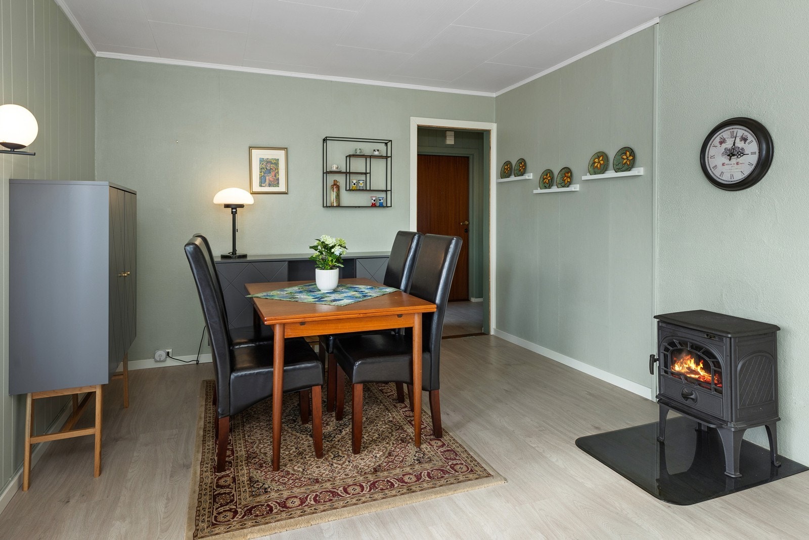 I stuen er det peisovn for lun oppvarming Galleribilde