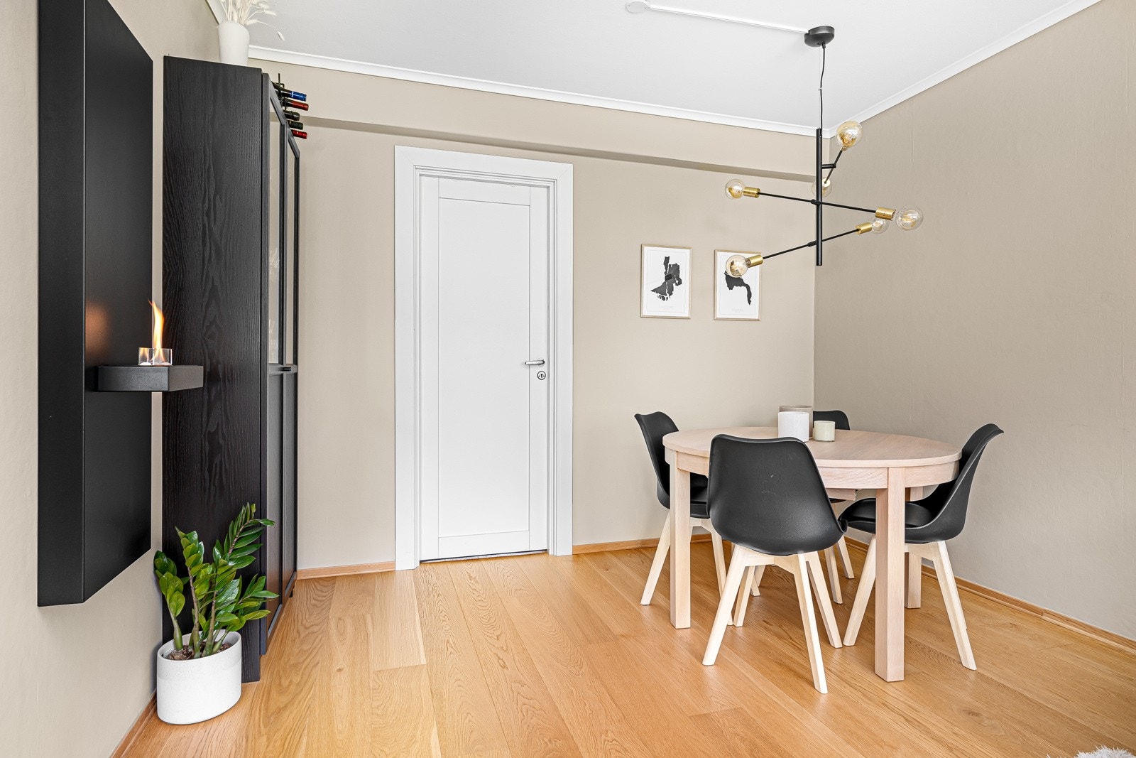 Leiligheten er malt i delikate farger og har flott gulv Galleribilde