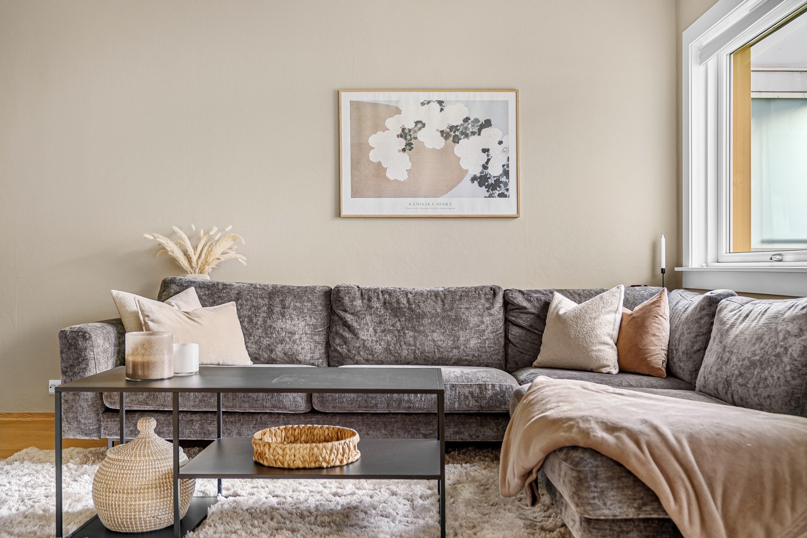 Store vindusflater som slipper inn rikelig med naturlig lys Galleribilde