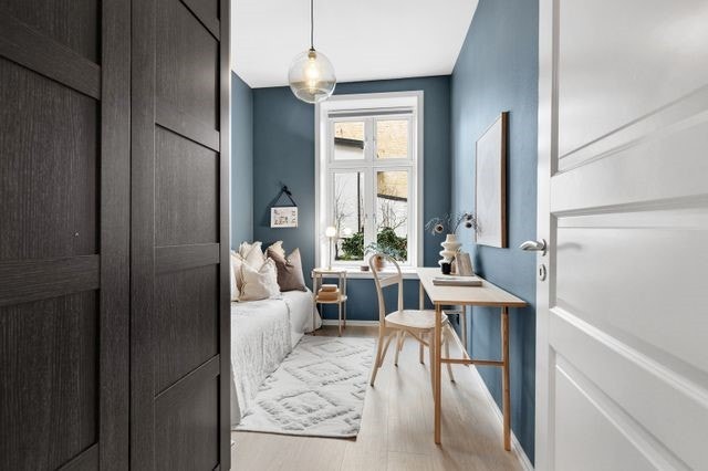 Soverom 2 har i dag dobbeltseng og skap Galleribilde