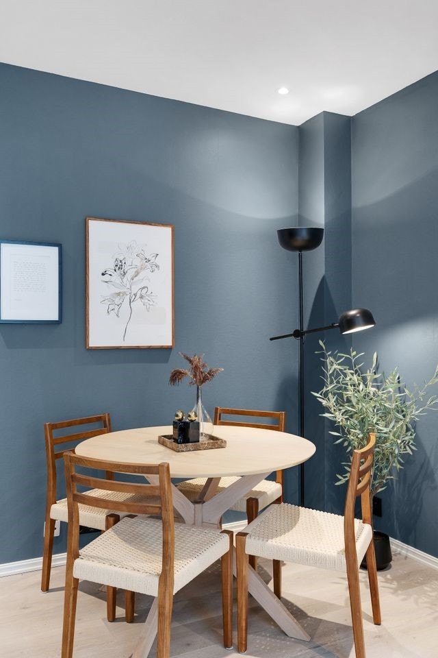 God plass til både sofa og spisestue i stuen Galleribilde