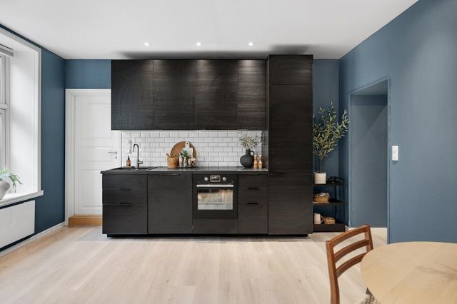 Lekkert kjøkken med integrerte hvitevarer Galleribilde