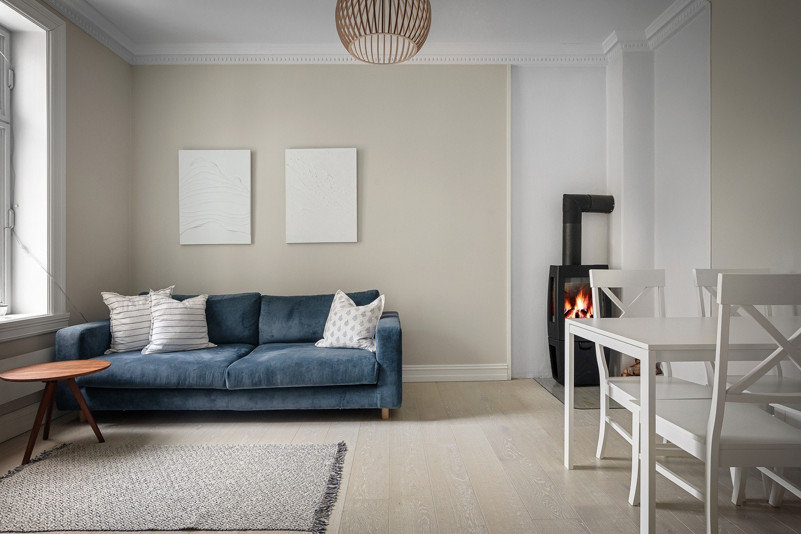 Stor og lys stue med plass til spisebord, sofa, sofabord og tilhørende møblement. Peis Galleribilde