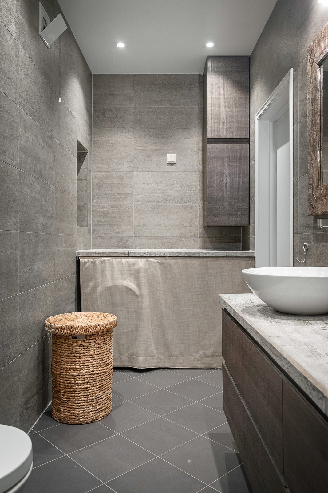 På badet er det opplegg for vaskemaskin og tørk. Praktisk benk over vaskemaskin Galleribilde