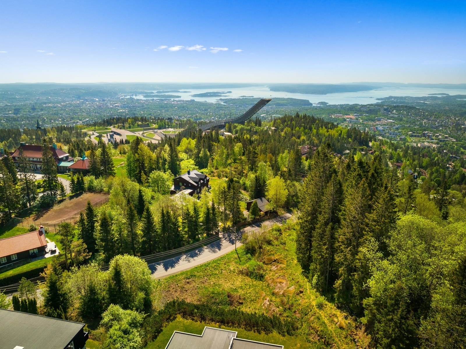 Salg av ubebygd tomt med rammetillatelse for oppføring av en romslig og moderne enebolig på ca. 253 kvm BRA Galleribilde