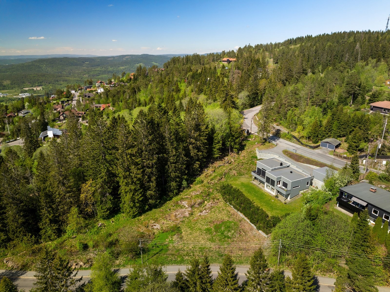Attraktiv beliggenhet i veletablerte og familievennlige omgivelser ved Holmenkollen Galleribilde