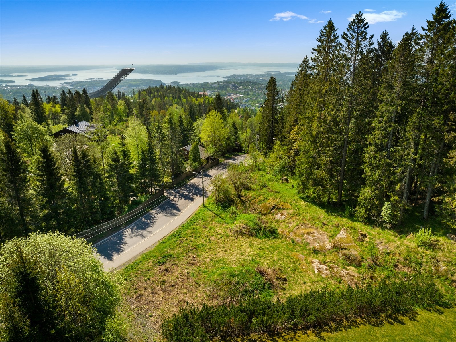 Tomtens areal er 1.221,5 m2 Galleribilde