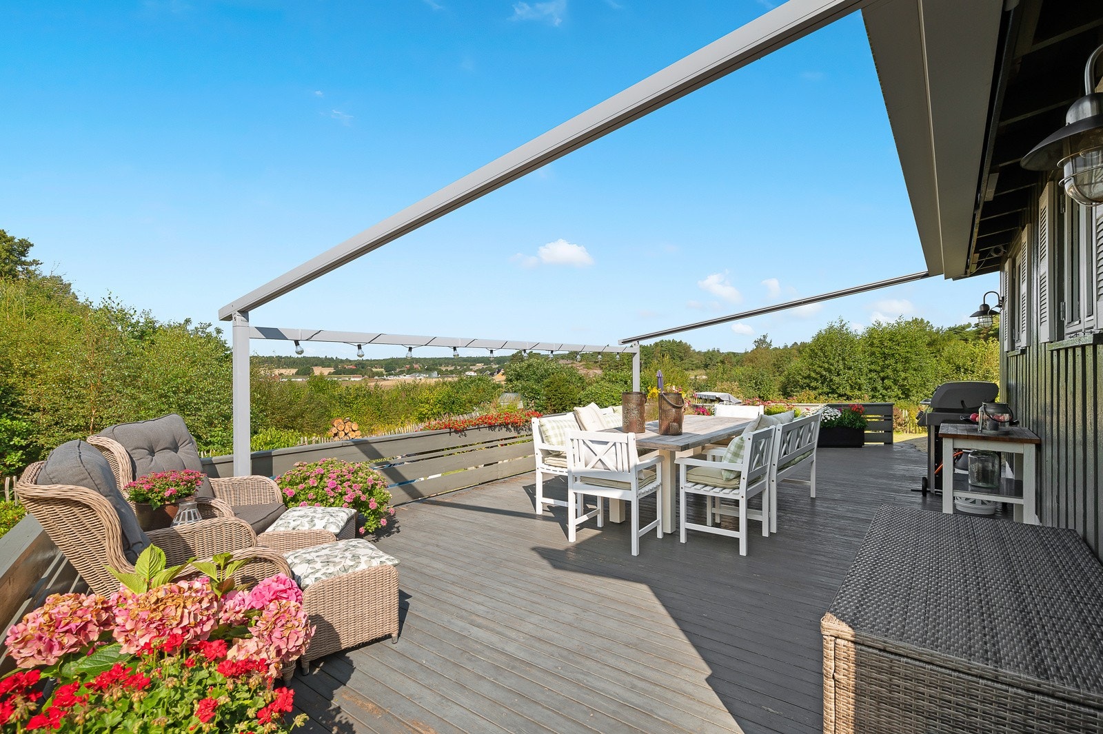Utenfor hytta er det en flott og stor terrasse med god plass til det du måtte ønske av utemøbler og grill. Galleribilde