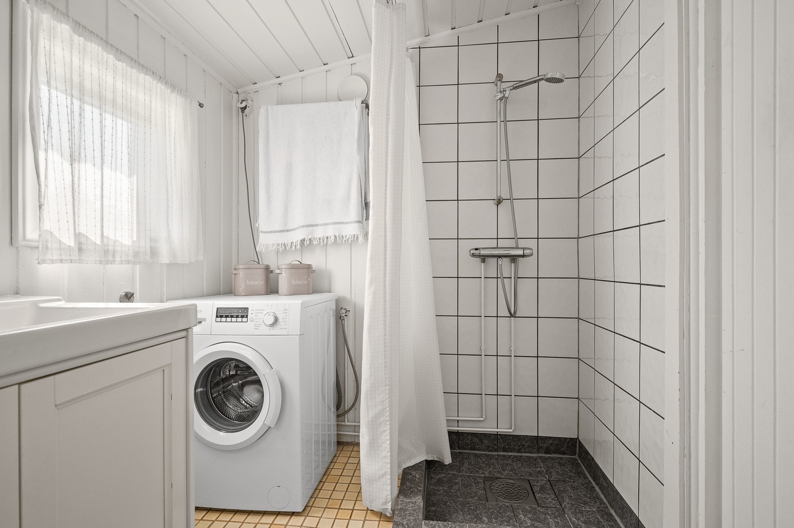 Det er opplegg til vaksemaskin på badet. Varmekabler i gulvet gir ekstra komfort. Galleribilde