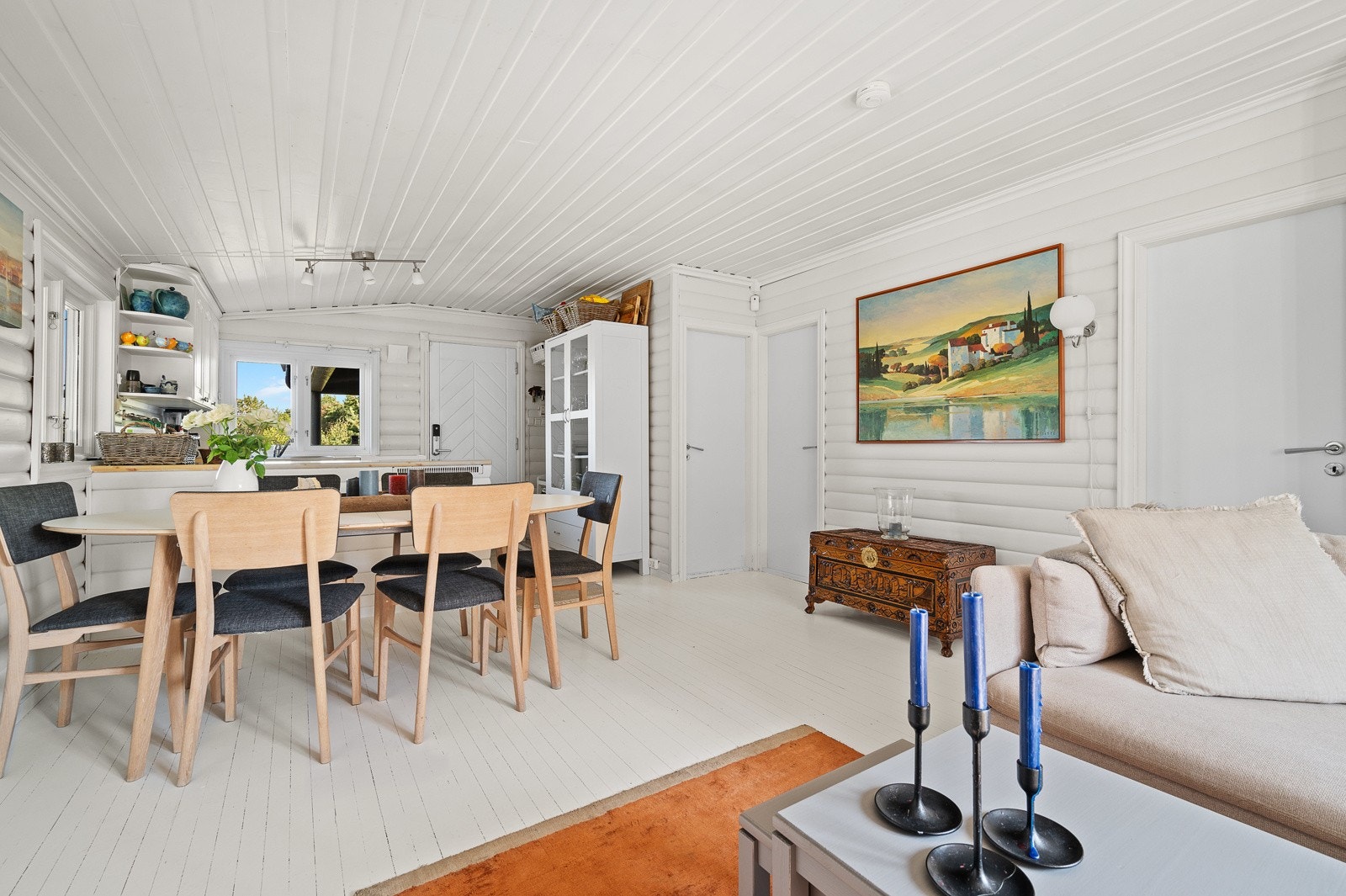 Stua har god plass til flere sittegrupper. Galleribilde