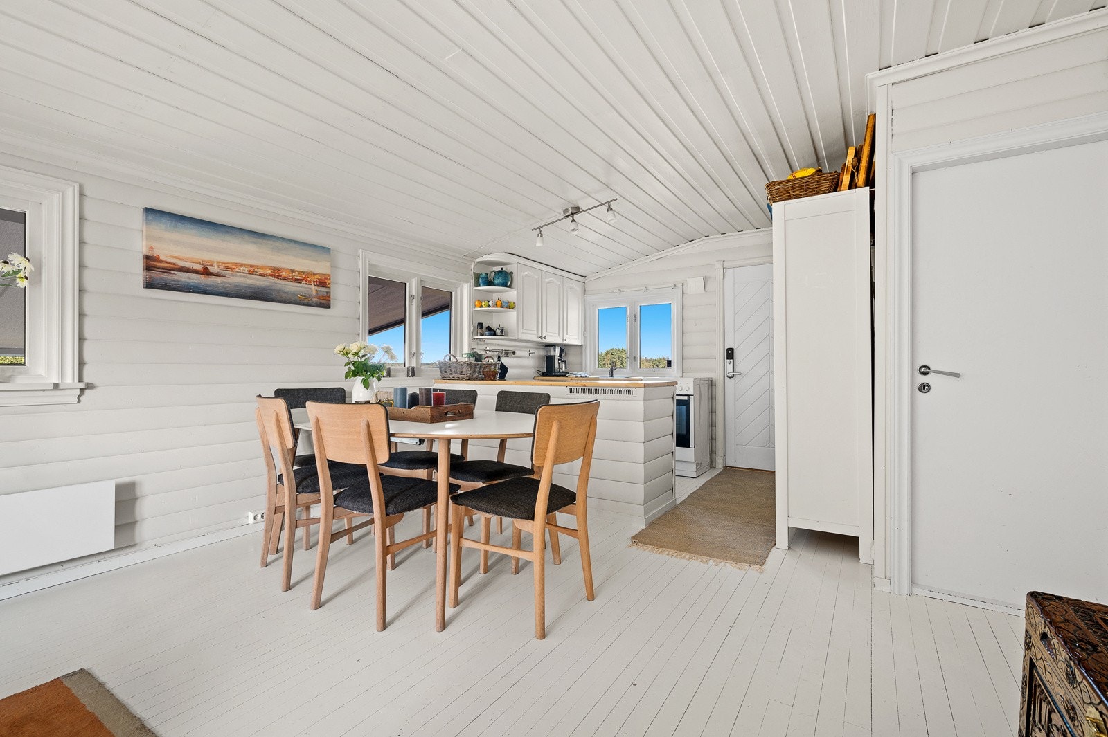 Stua og kjøkkenet ligger i åpen løsning. Galleribilde