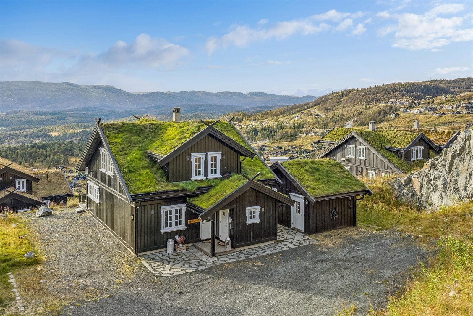 Gode parkeringsmuligheter med plass til flere biler Galleribilde