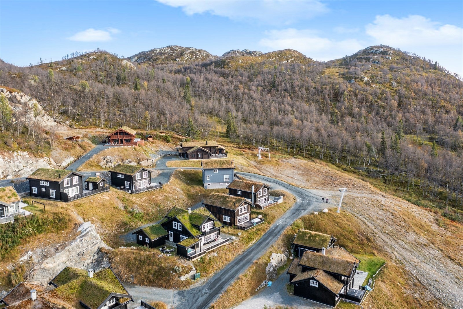 Eiendommen ligger flott til på feltet i Øvre del av Holtardalen med flotte friarealer som nærmeste nabo Galleribilde