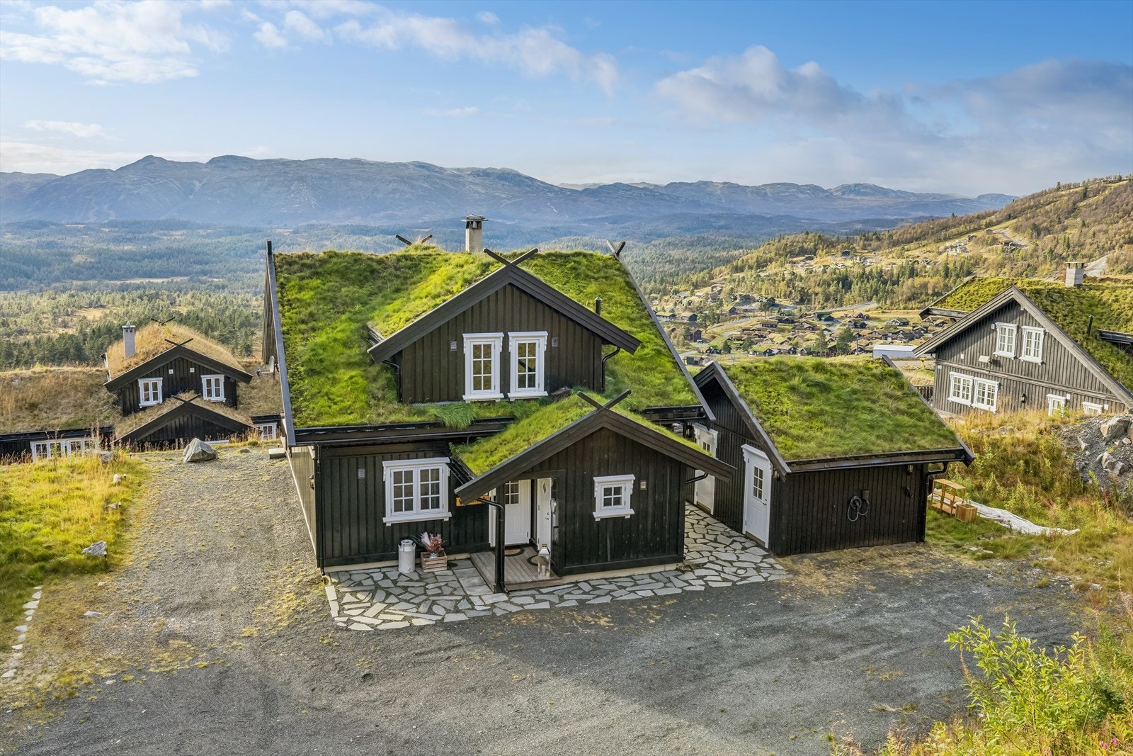 Det er ført opp et oppvarmet anneks på tomten med masse lagringsplass Galleribilde