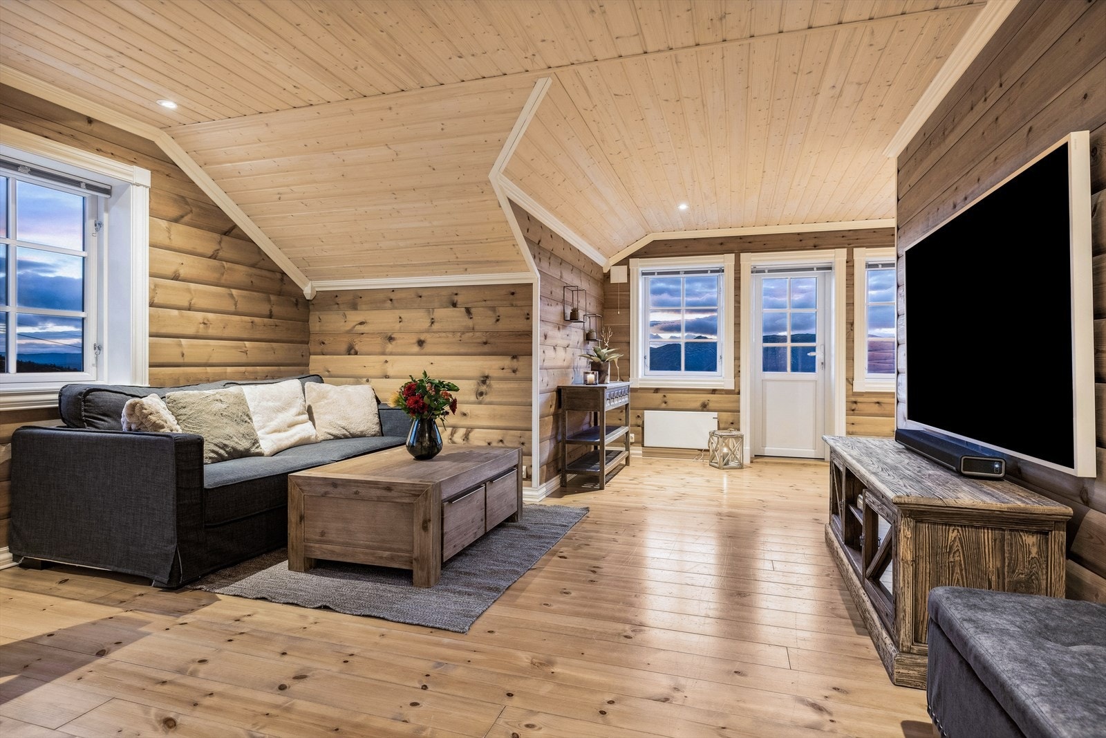 Stor loftsstue med god plass til sofagruppe, stuebord, TV m.m. Galleribilde
