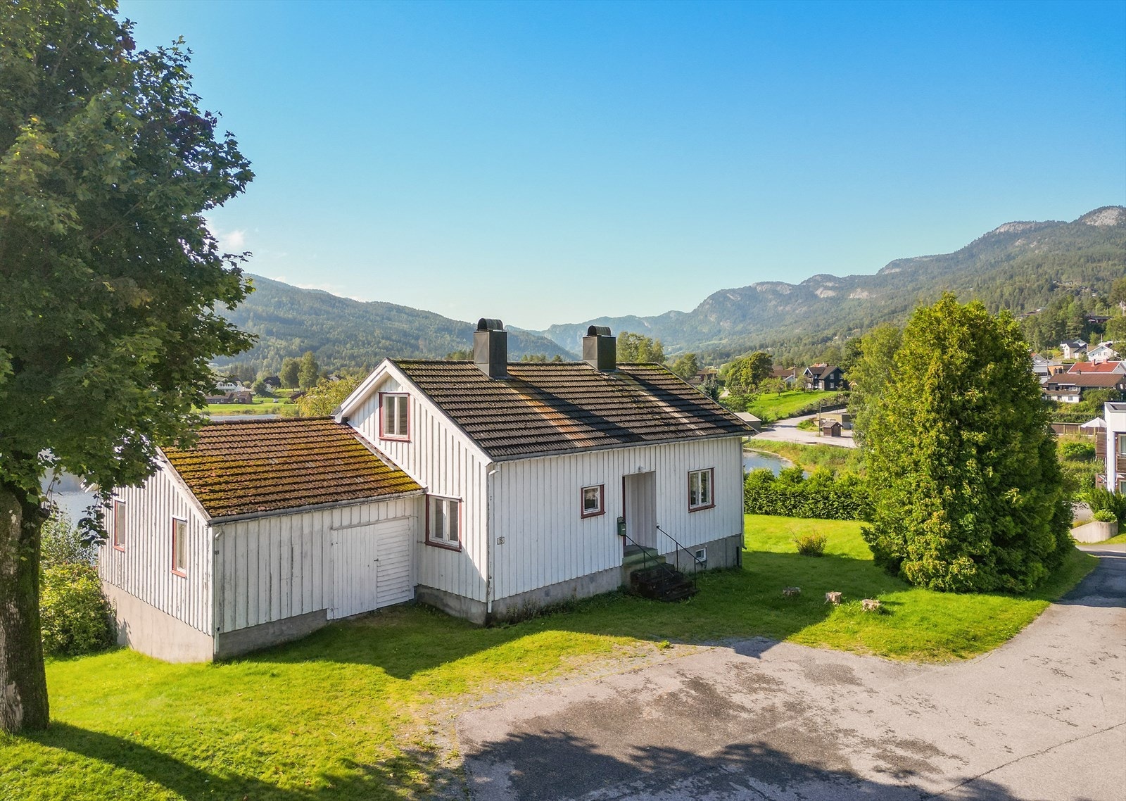 Boligen har en unik og meget attraktivt beliggenhet, sentralt og solrikt på Skutevollen ved Seljord sentrum. Galleribilde