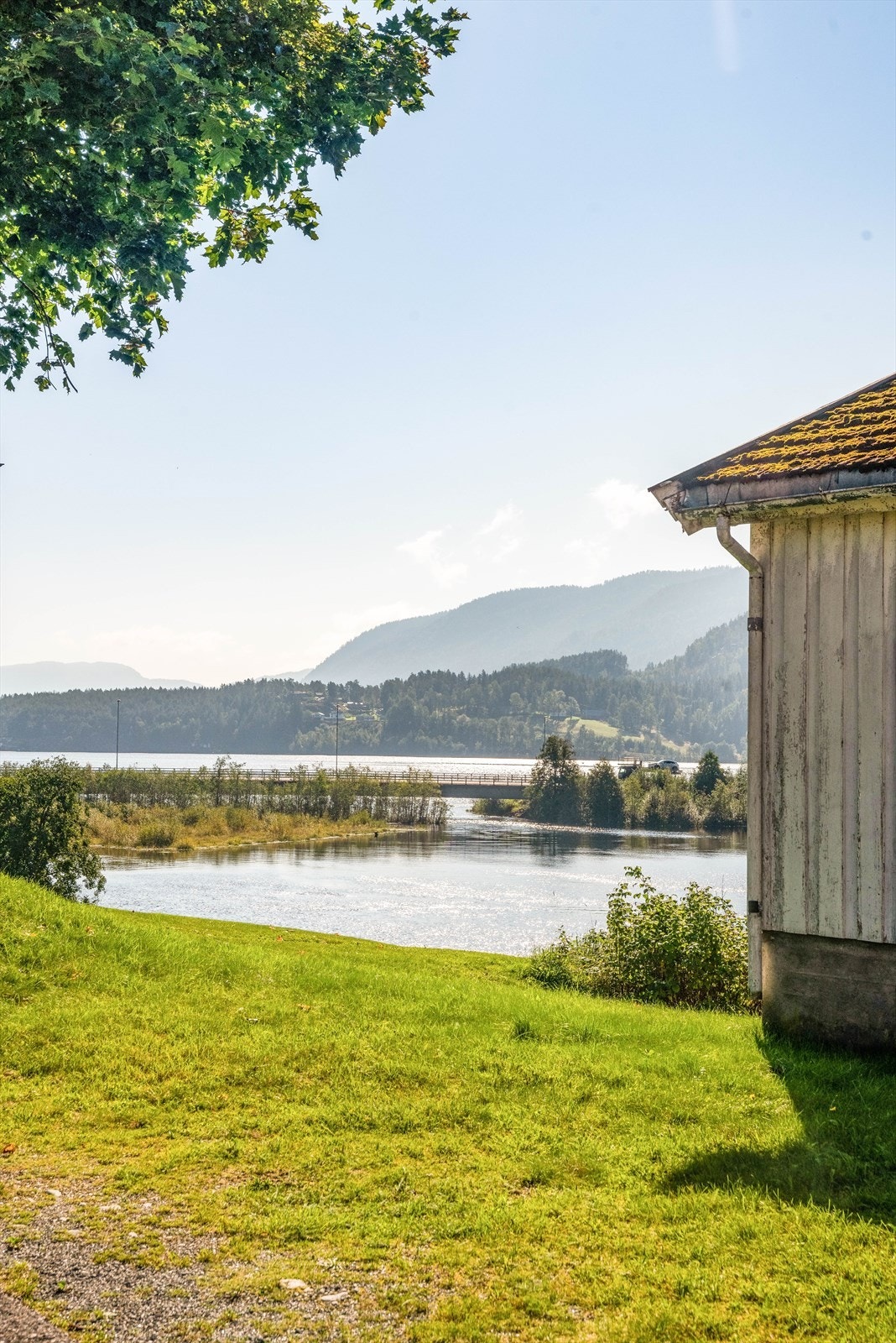 Eiendommen har egen strandlinje og herlig utsikt mot det glitrende Seljordsvannet, hvor det er duket for bading, båtliv og andre fine opplevelser. Galleribilde