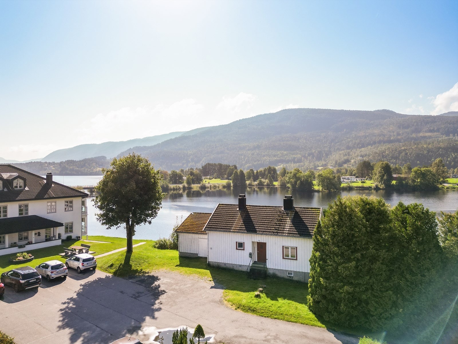 Eiendommen har gode solforhold og en fantastisk utsikt mot det glitrende Seljordsvannet - Her har du en gyllen mulighet å skape deg din drømmebolig! Galleribilde