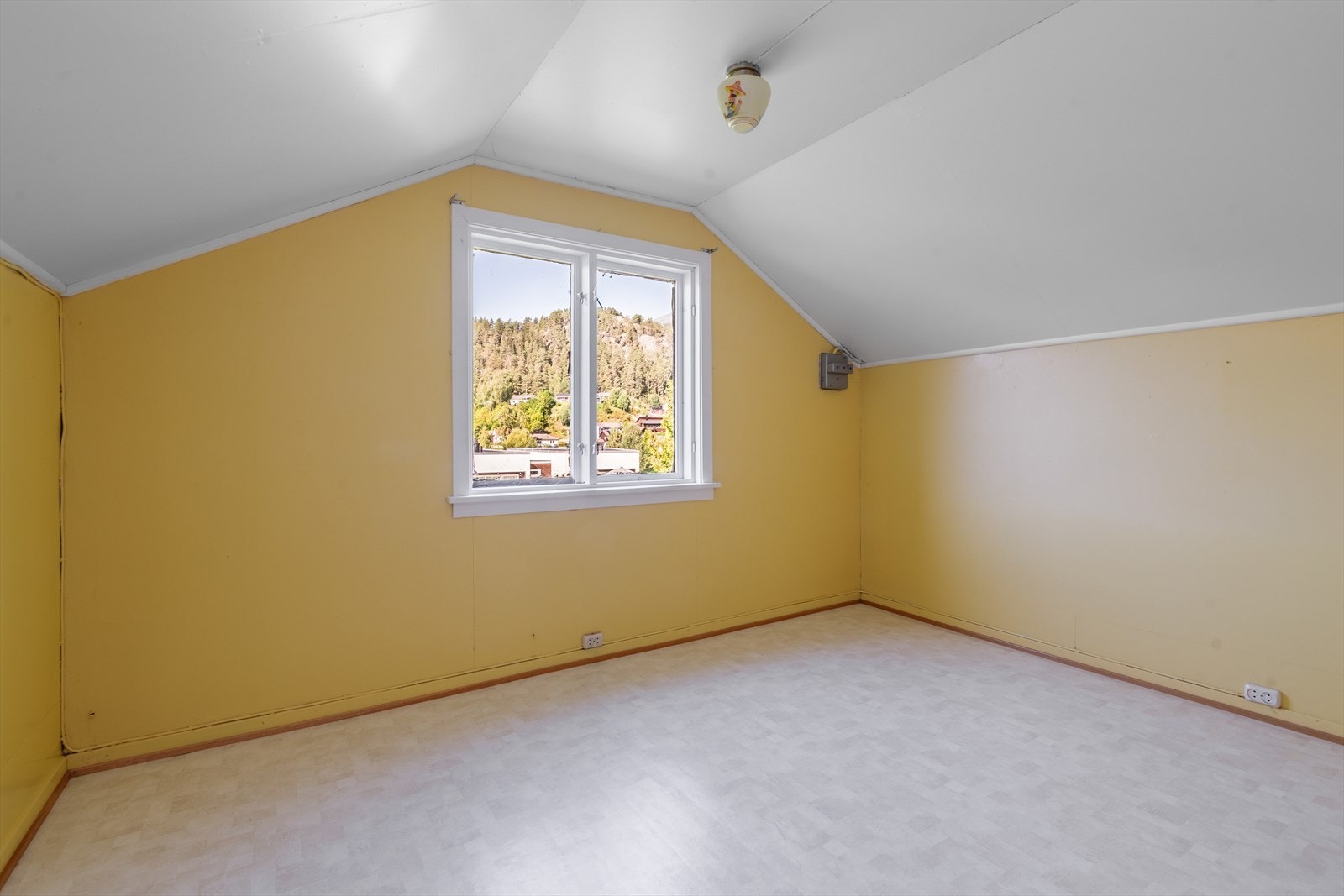 Loftsrom på tegning er innredet og omgjort til soverom, uten at dette er søkt om og uten at nødvendig godkjennelse er gitt av kommunen. Galleribilde