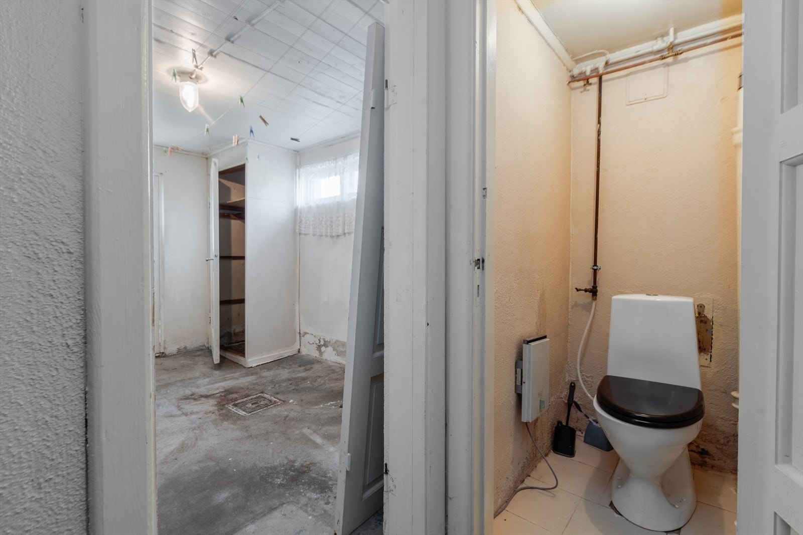 I kjeller er det 2 innredede kjellerrom, bod, bad, vaskerom og toalettrom. Det er i tillegg et lager i tilbygg. Galleribilde