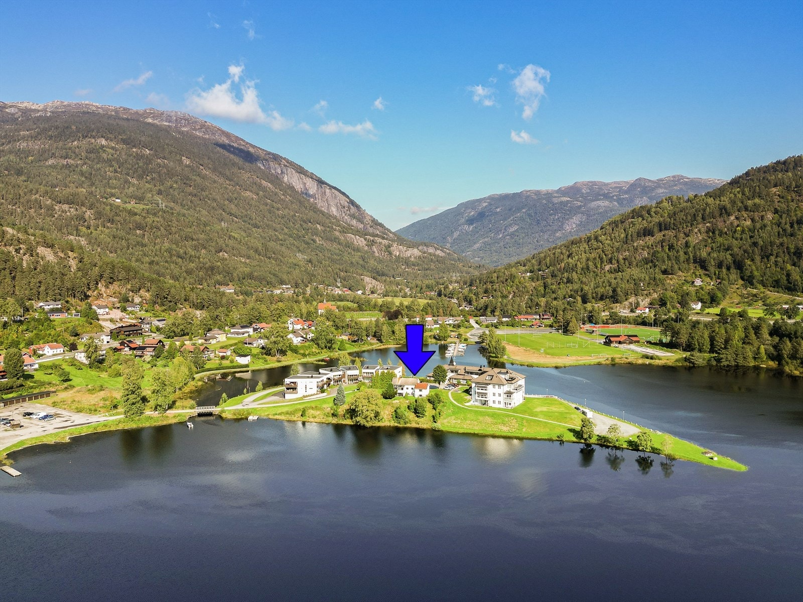 Fine turområder finnes også i nærheten. Turen kan for eksempel gå til Bringsåsnuten, Skorve eller Brattefjell, som er Seljords høyeste topp. Galleribilde