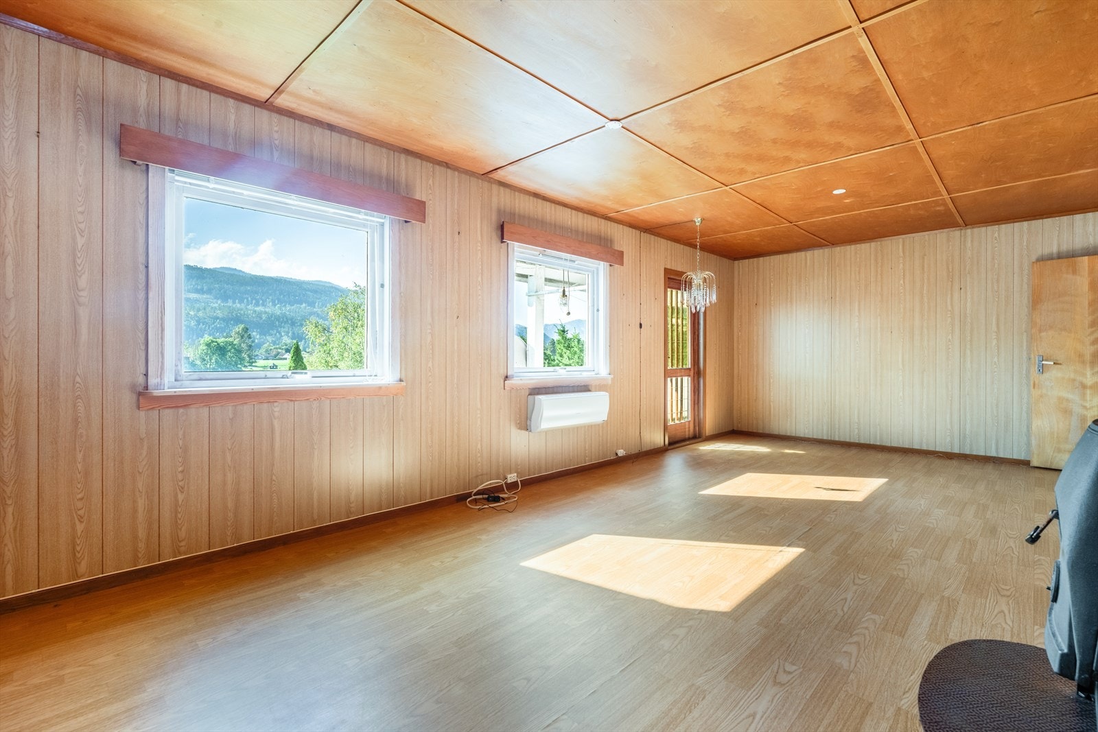 Vinduene slipper rikelig med naturlig lys inn i stuen. Galleribilde