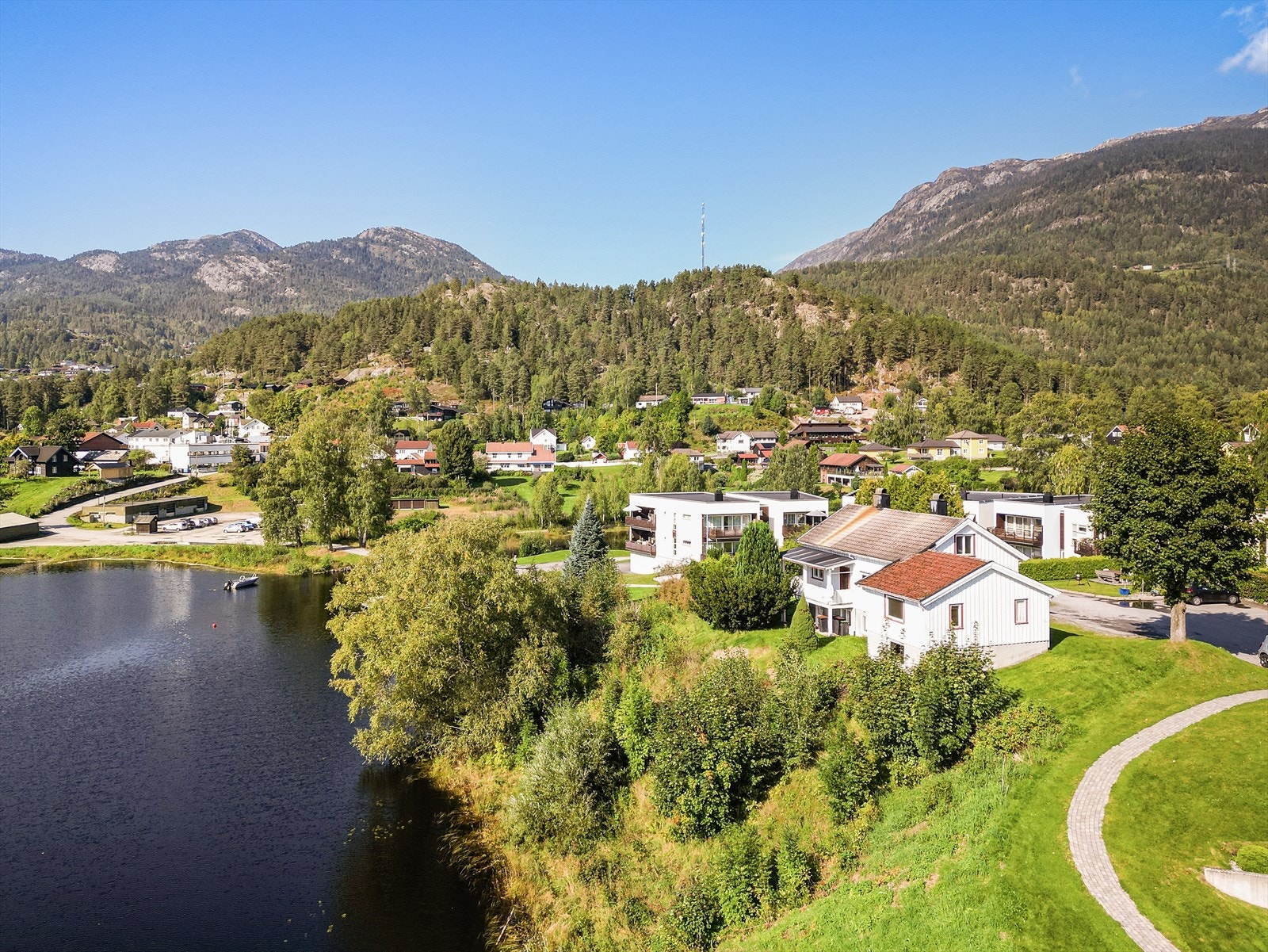 Eiendommen har gode solforhold og en fantastisk utsikt mot vannet, hvor eiendommen har strandlinje på ca 80 m. Galleribilde