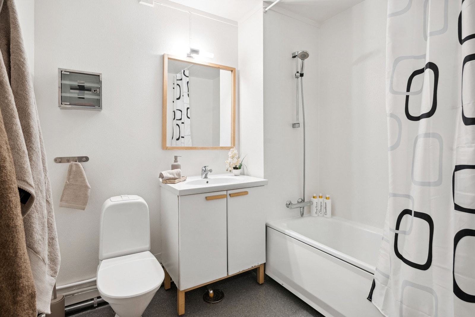 Badet består av servant med innredning ,badekar med dusjutstyr Galleribilde