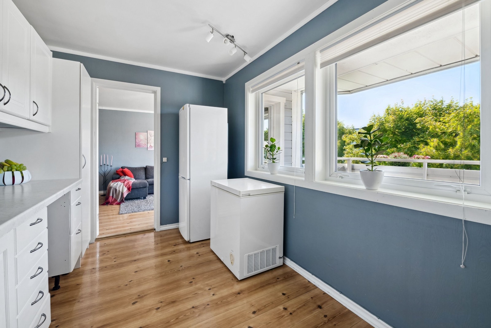 Et romslig kjøkken med plass til kjøkkenbord Galleribilde