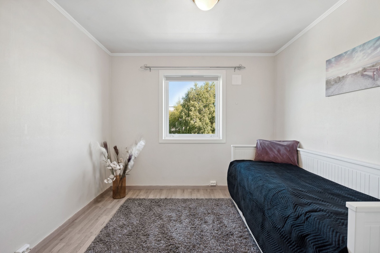 Soverom 2,rommet har fin størrelse med plass til skrivebord Galleribilde