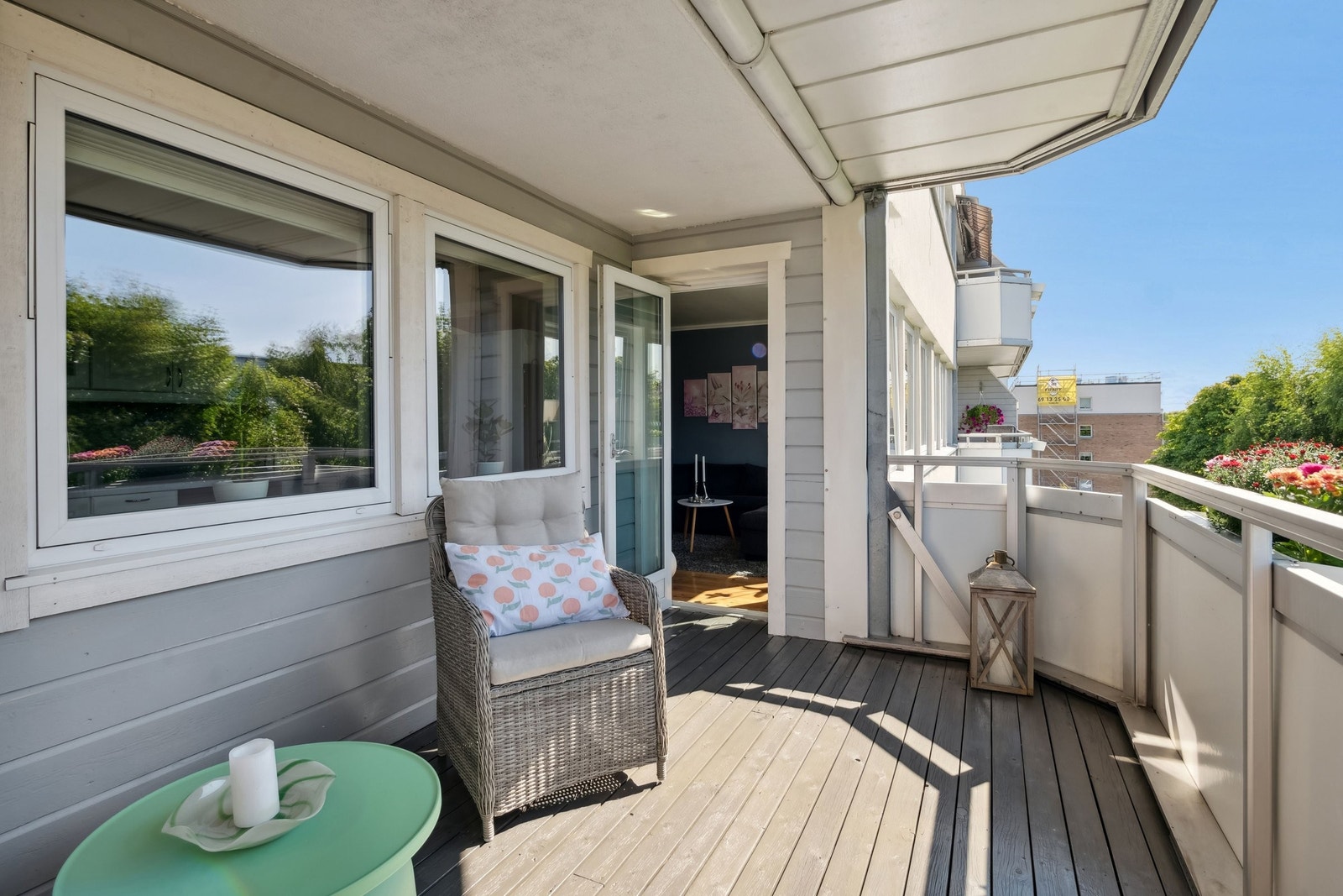 Balkongen er ca 10 kvm og har utgang fra stuen Galleribilde