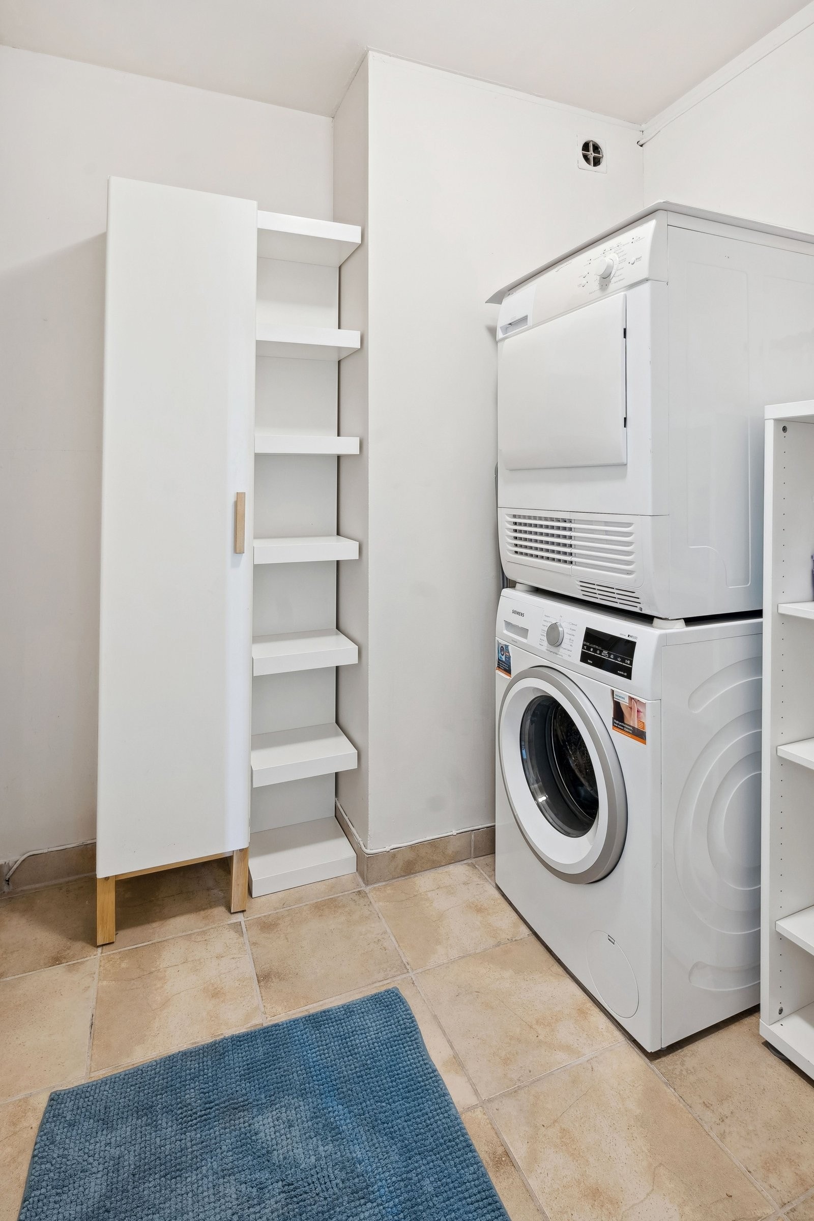 Vaskerom, plass til både vaskemaskin og tørketrommel Galleribilde