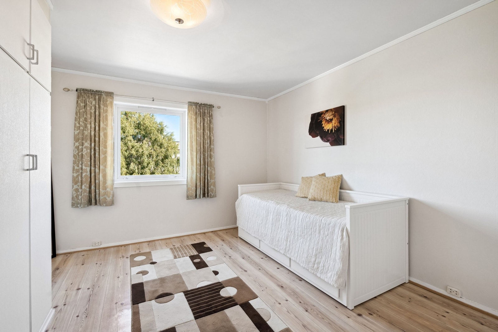 Romslig hovedsoverom , det er ankomst til soverommet fra stuen Galleribilde