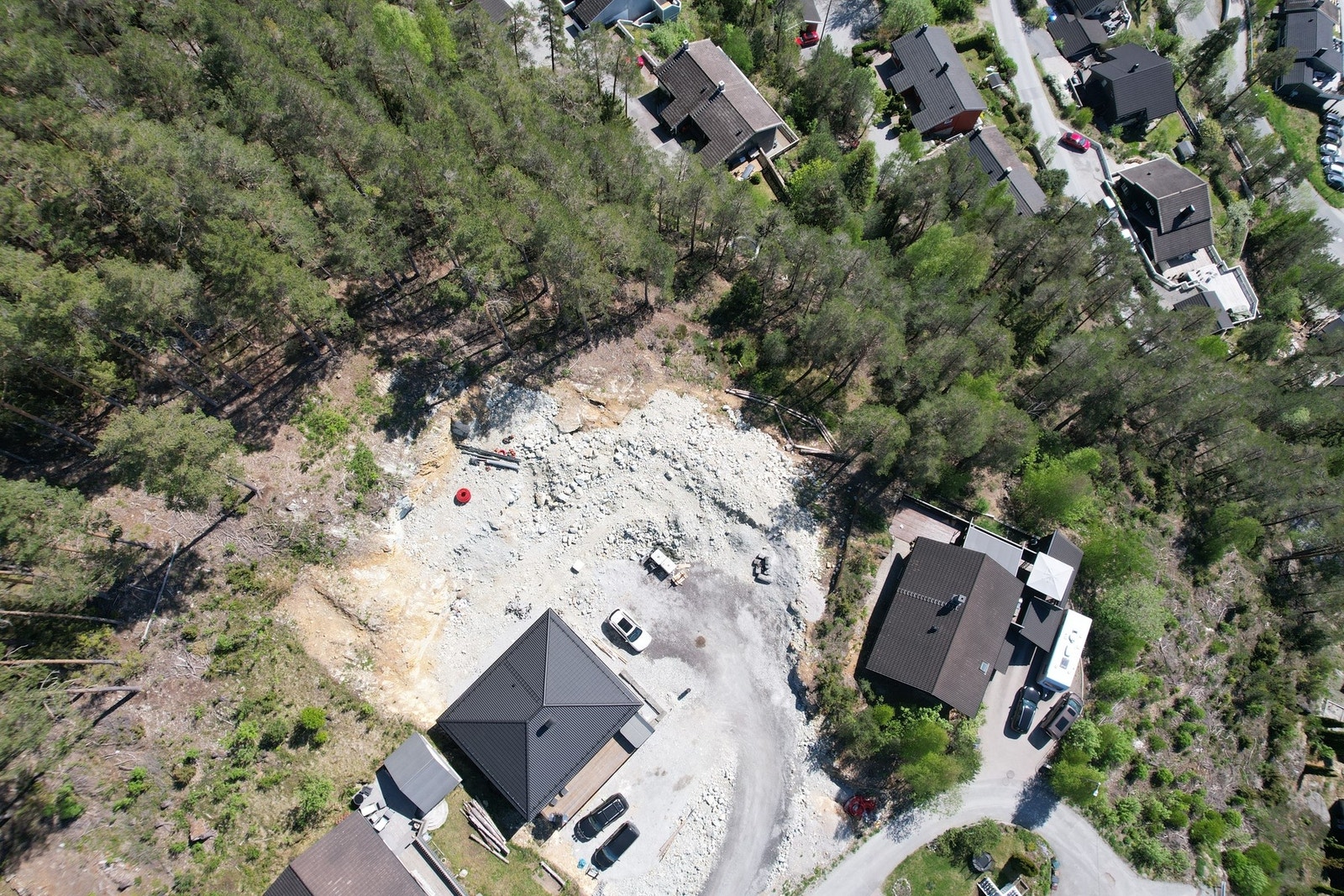 Skjermet beliggenhet rett ved skogkanten i et veletablert boligområde Galleribilde