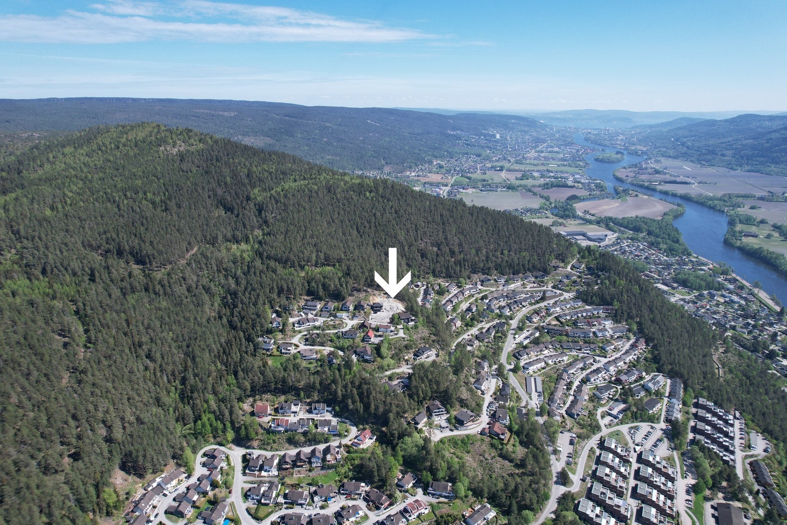 Det er flotte turløyper i marka, både sommer og vinter, samt et flott badevann på Årbogen med sandvolleyball og tennisbane Galleribilde