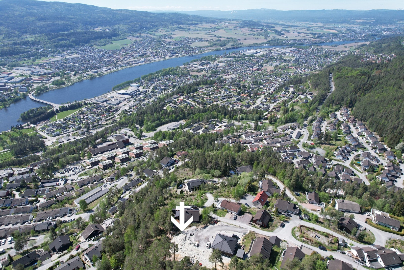 Fra eiendommen er det nærhet til Buskerud Storsenter og Krokstadsenter med matbutikker, cafe, klesbutikker, frisør og alt en trenger i hverdagen Galleribilde