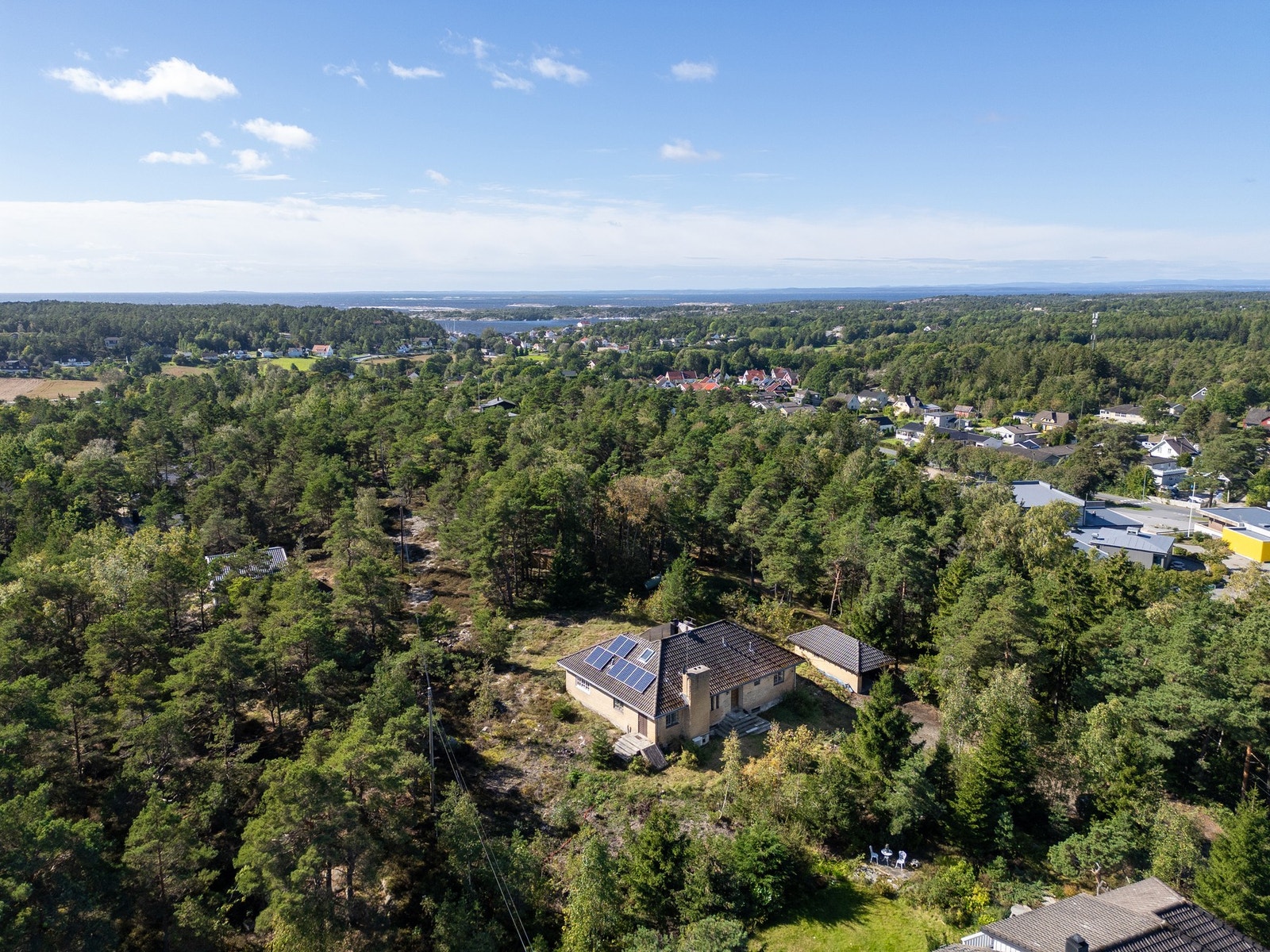 Dette er til Slevik allé 16, en eiendom med stort potensial på en solrik og usjenert tomt. Galleribilde