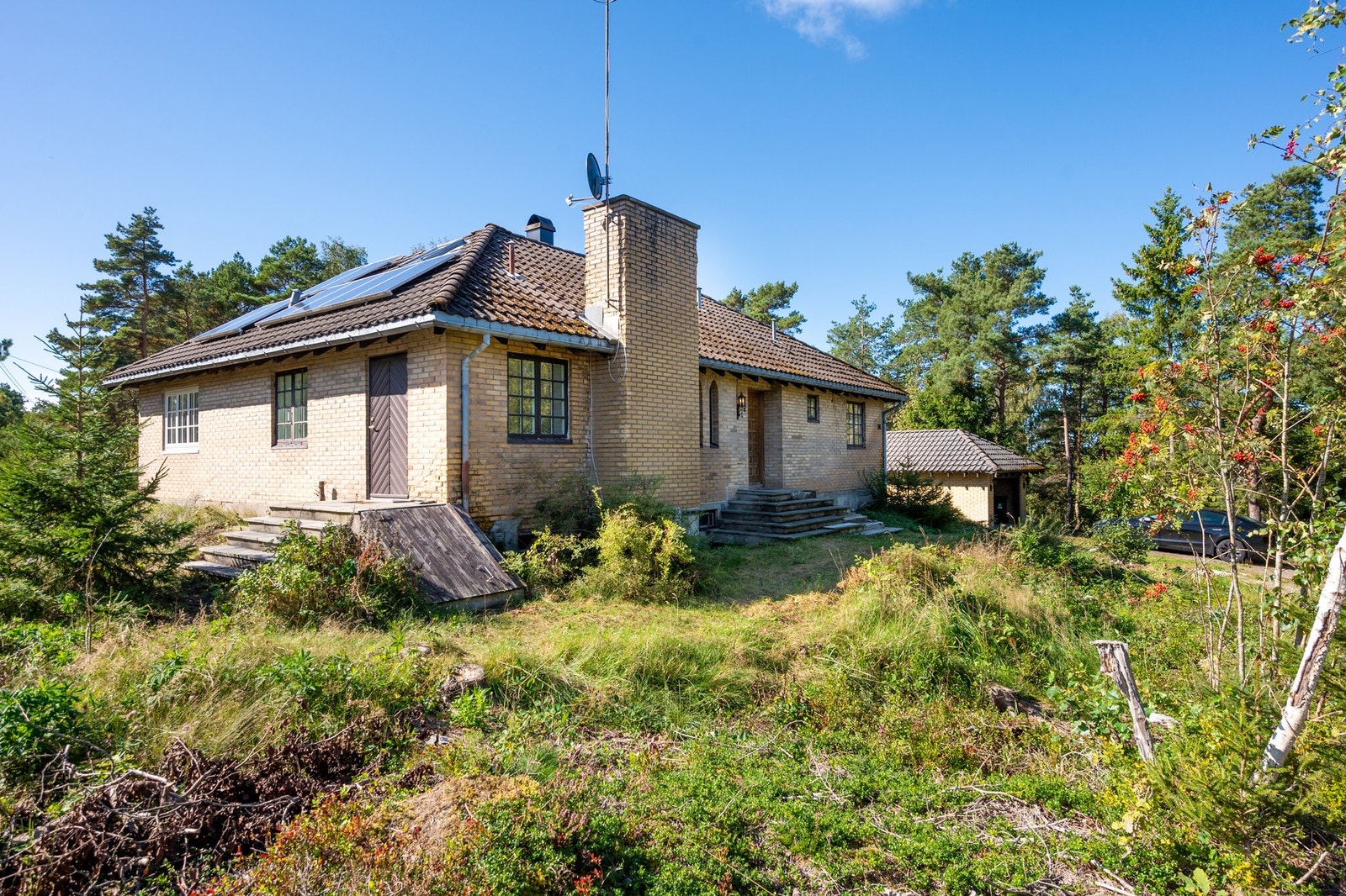 Boligen har behov for restaurering og oppusning så her er mulighetene mange. Galleribilde