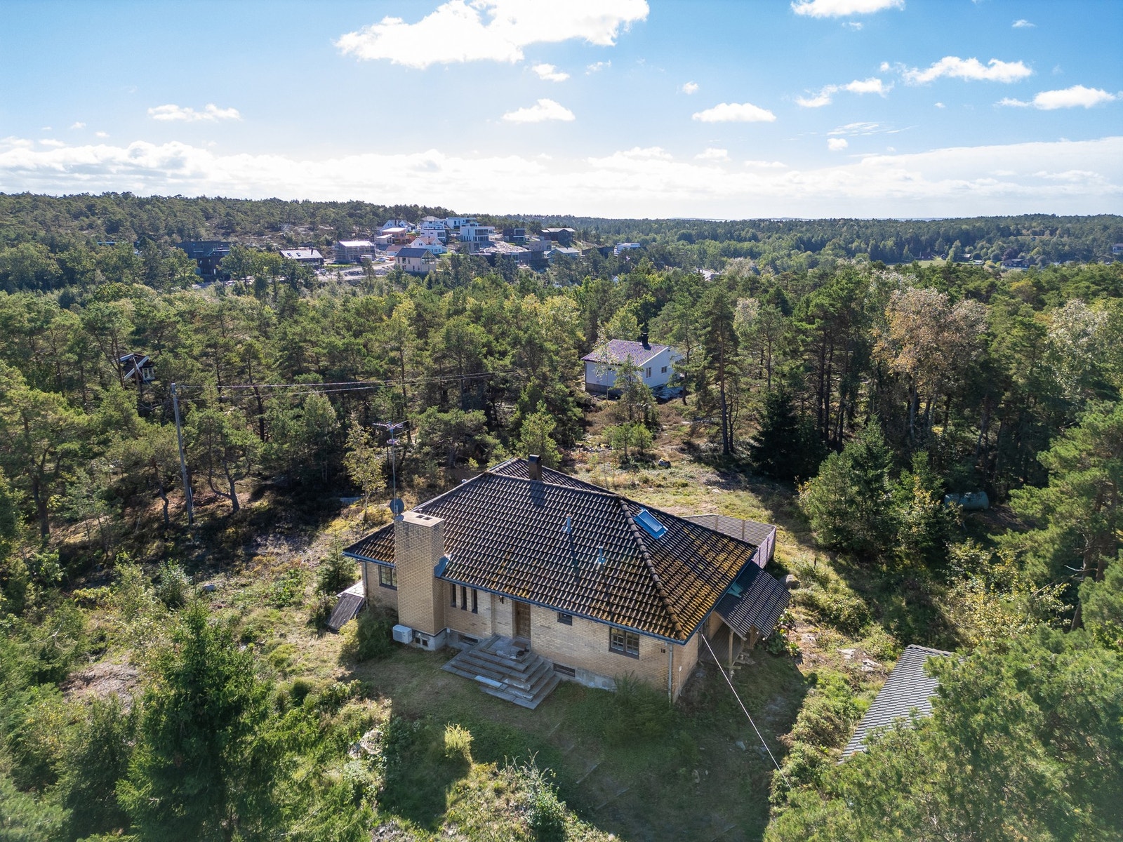 Fra boligen er det ca. 1 km. til Slevikkilen med bademuligheter og bryggeanlegg. Galleribilde