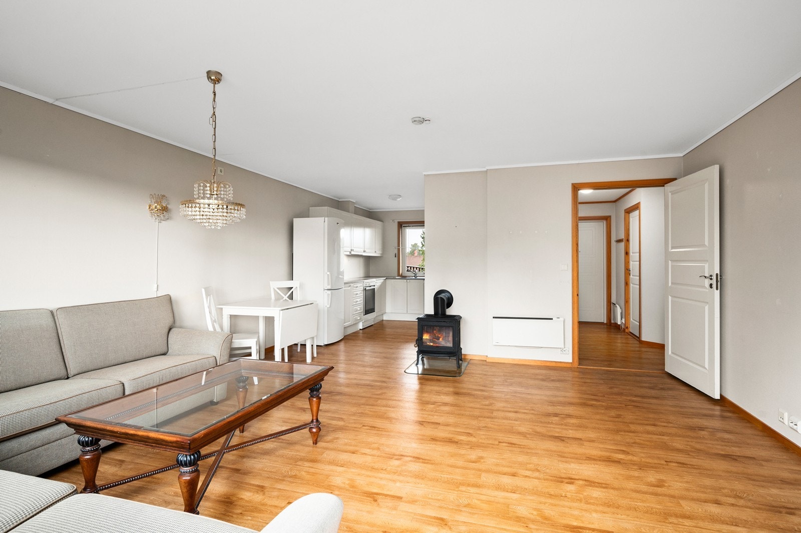 Boligen har stue og kjøkken i åpen løsning Galleribilde