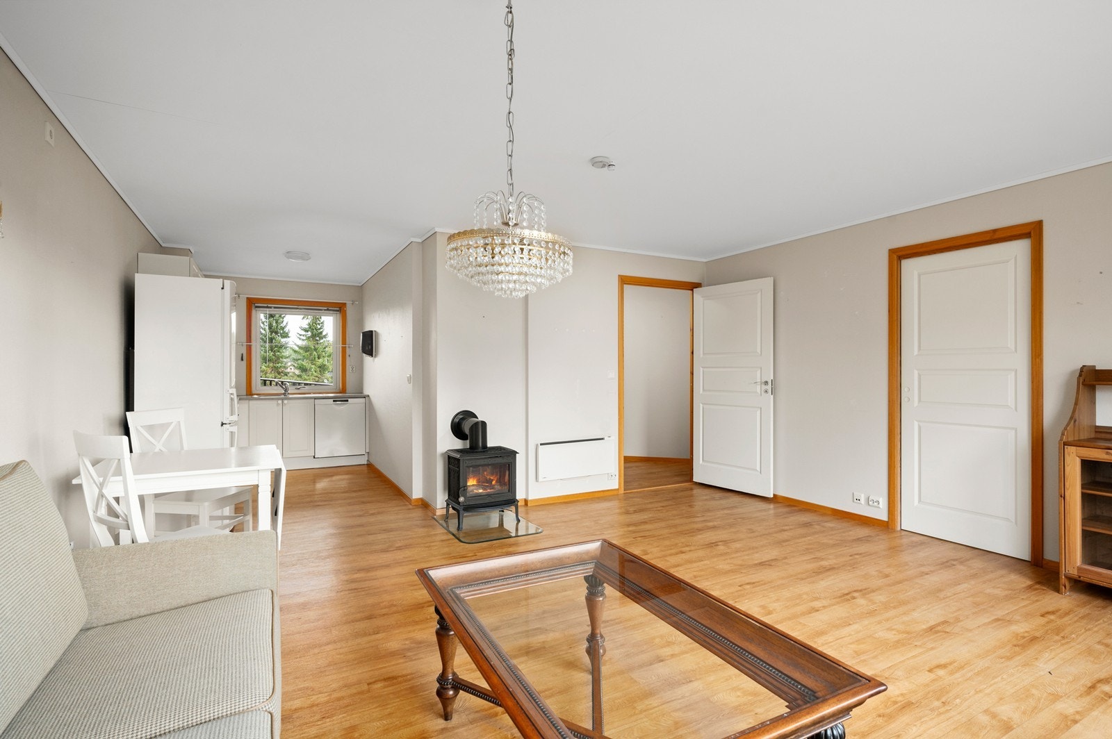 Sentralt i stuen er det vedovn for lun oppvarming Galleribilde